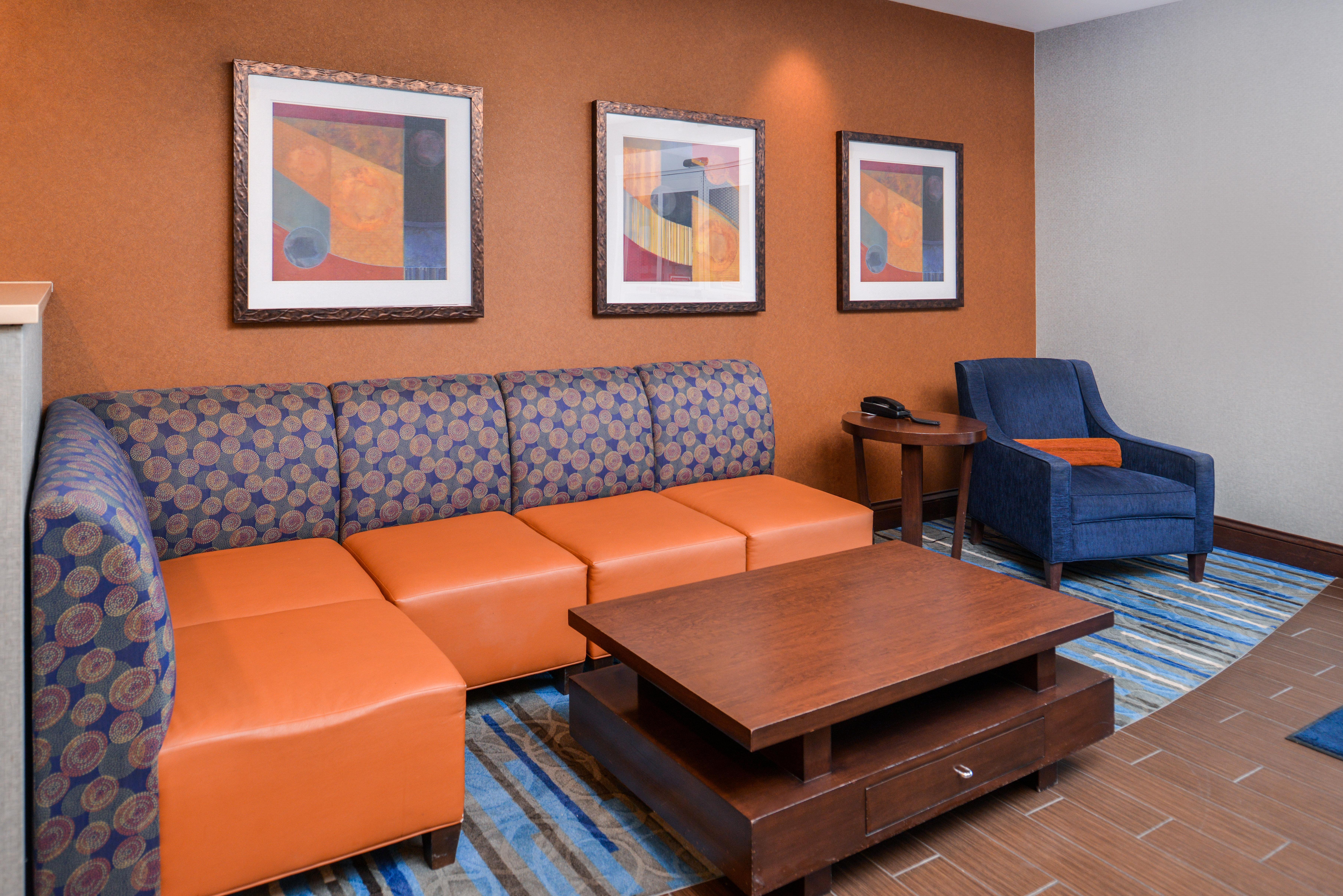 Holiday Inn Express Hotel & Suites York By Ihg Exterior photo