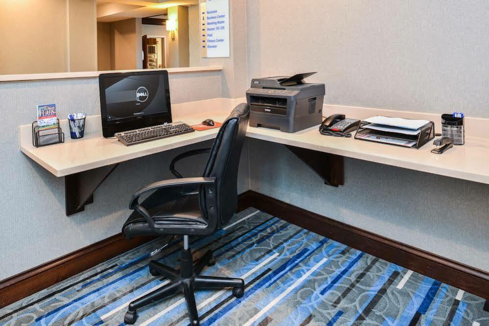 Holiday Inn Express Hotel & Suites York By Ihg Exterior photo
