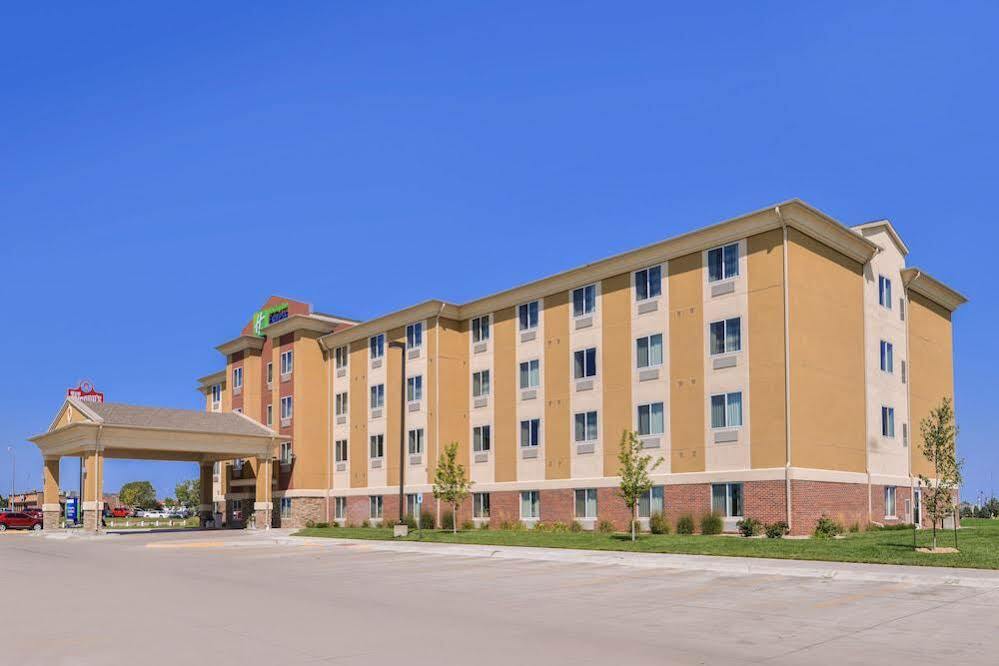 Holiday Inn Express Hotel & Suites York By Ihg Exterior photo
